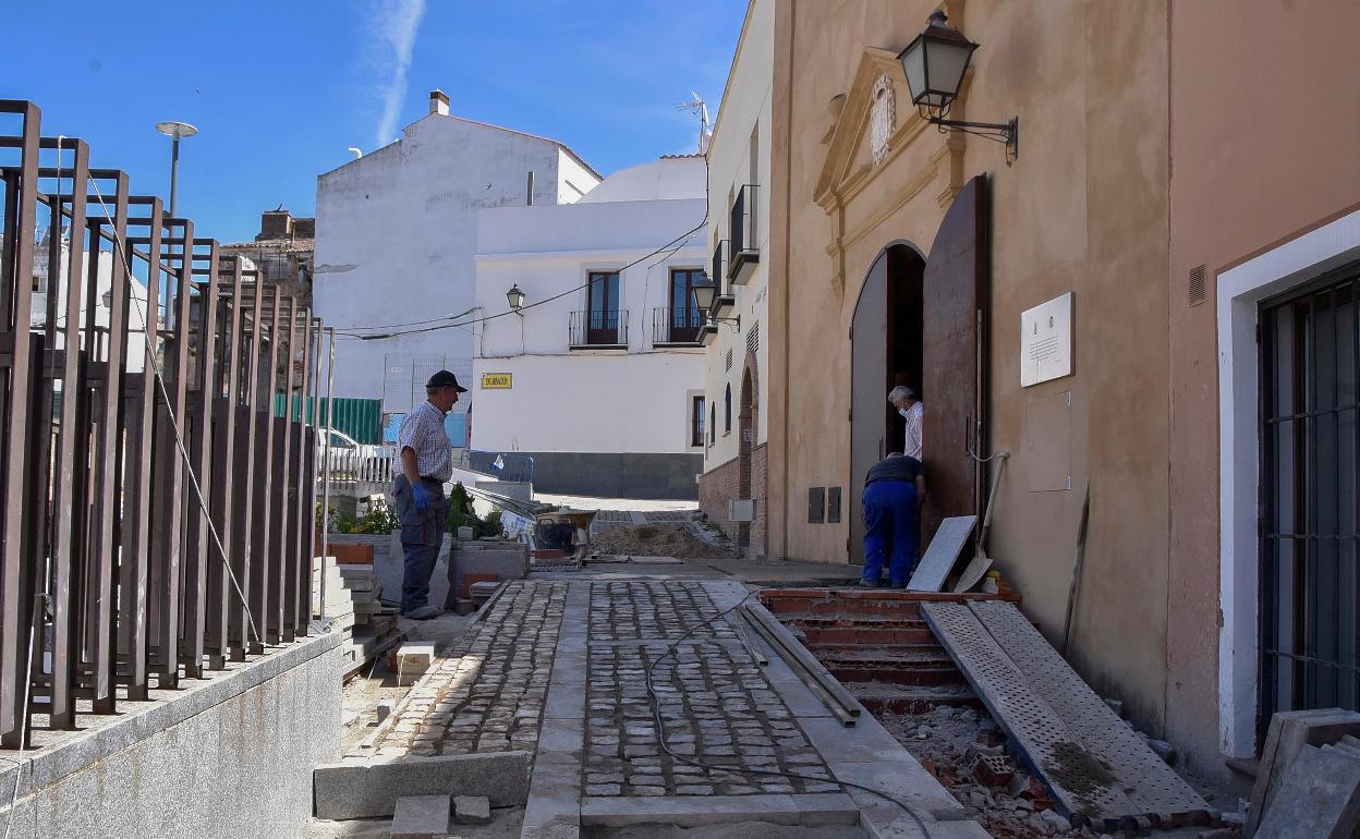 El nivel de la calle ha sido elevado para que el edificio cultural sea accesible.