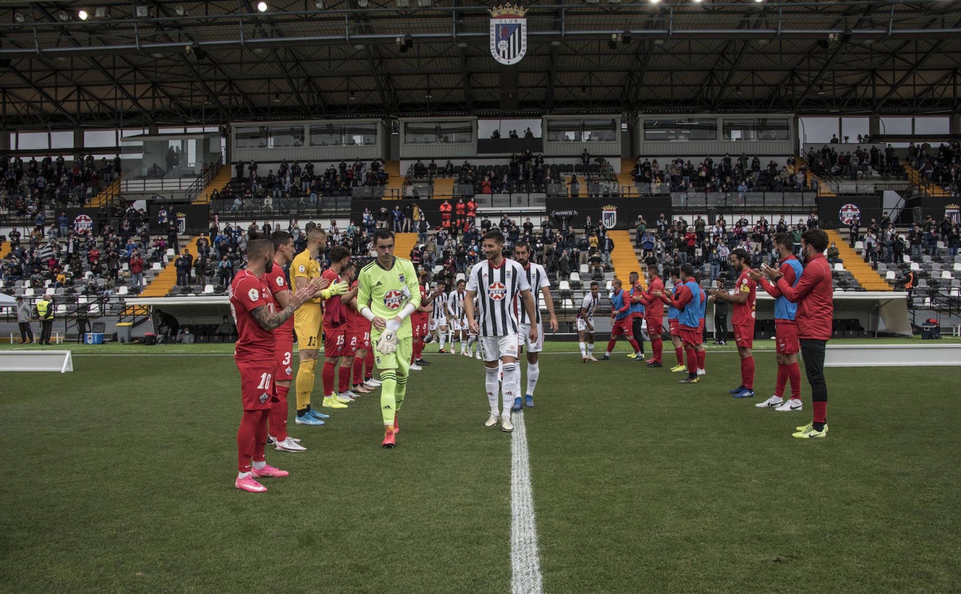 Los jugadores del Sanse realizan el pasillo de honor al Badajoz como campeón del grupo de Segunda B. 