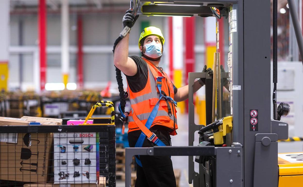 Un trabajador en un centro robotizado de Amazon. 