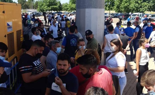 Aficionados del Badajoz ahciendo cola a las puertas del Nuevo Vivero. 