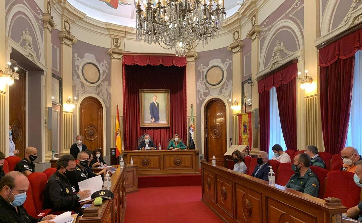 Reunión de la Junta de Seguridad Local en el salón de plenos del Ayuntamiento de Bdajoz. 