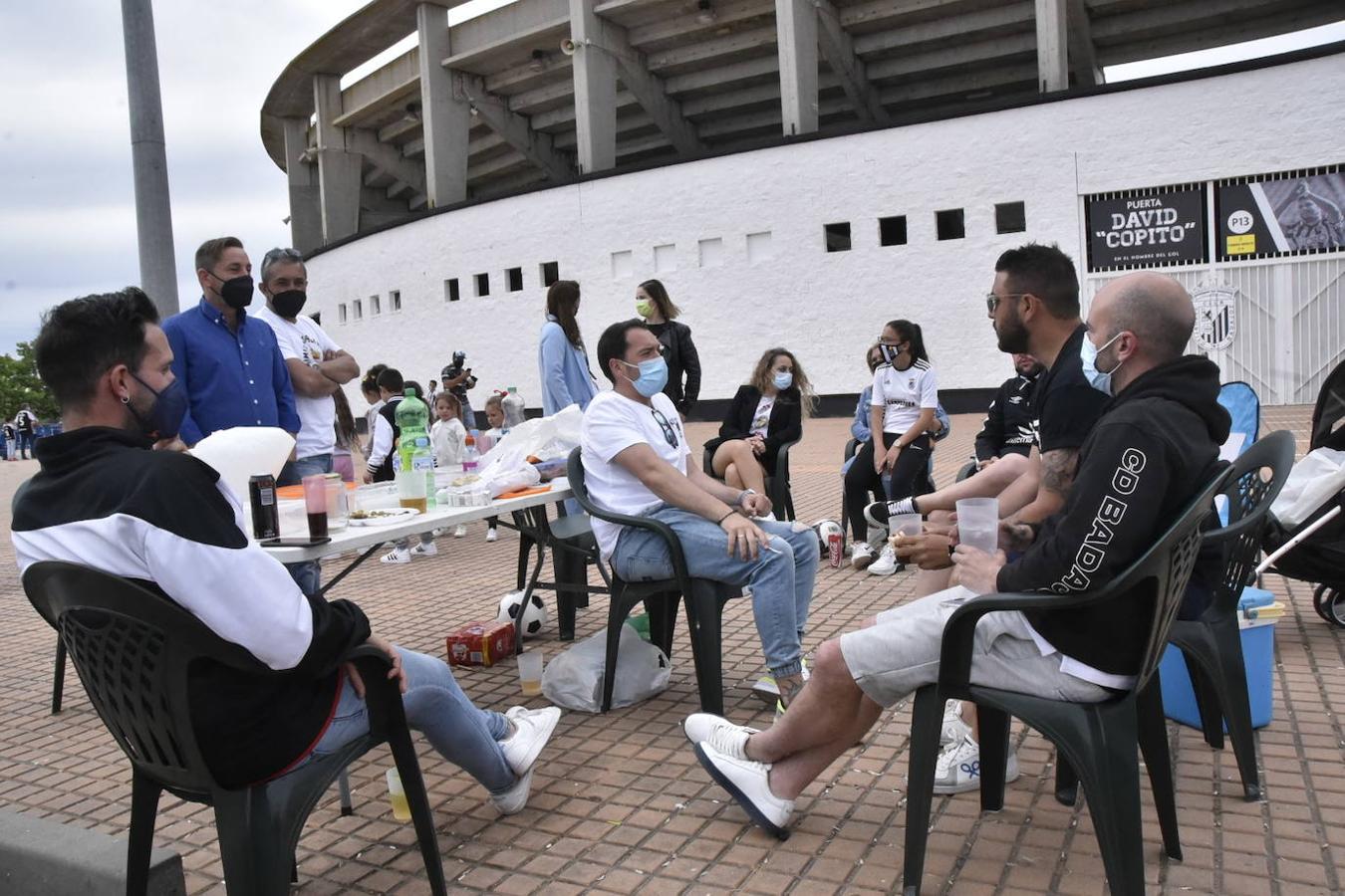 Fotos: Los aficionados del Badajoz disfrutan del ambiente previo al partido