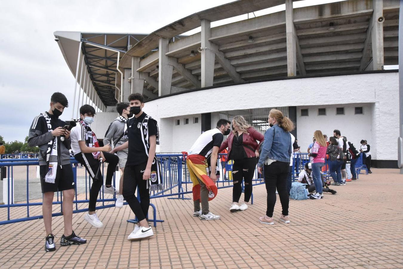 Fotos: Los aficionados del Badajoz disfrutan del ambiente previo al partido