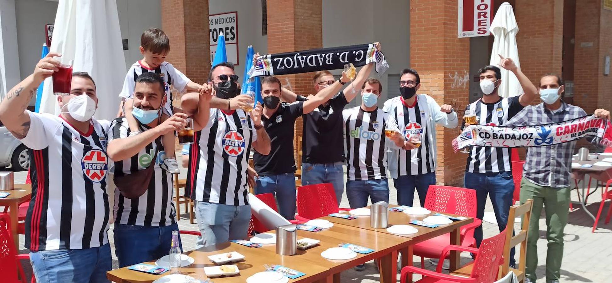 Fotos: Los aficionados del Badajoz disfrutan del ambiente previo al partido