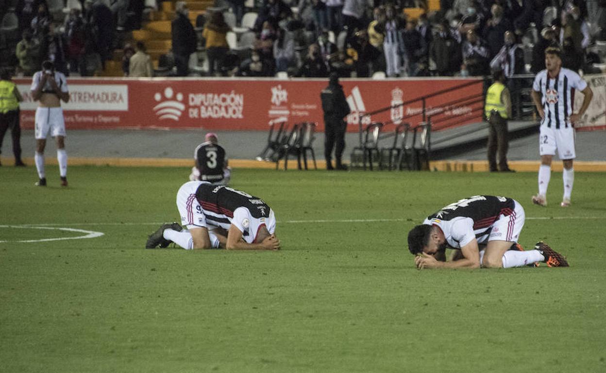 Los jugadores del Badajoz acabaron desolados sobre el césped del Nuevo Vivero. 