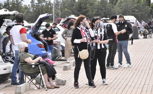 Ana Durán, a sus 82 años, no se perdió el partido. 