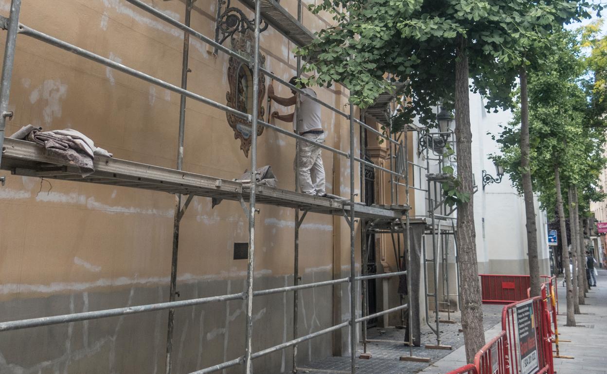 Ya se han reanudado los trabajos de repintado de la fachada de las Descalzas.