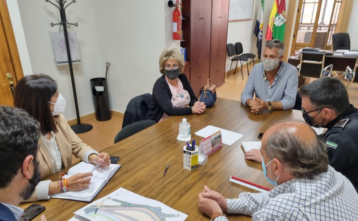 Reunión celebrada esta mañana entre los feriantes y los responsables municipales.
