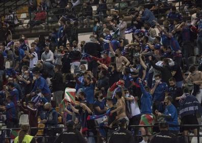 Imagen secundaria 1 - La afición del Ibiza tiñó de azul celeste las gradas del nuevo Vivero. La afición del Amorebieta, en la noche del sábado en el NUevo Vivero, donde su equipo eliminó al Badajoz. Desolación en el Athletic Club B, que estuvo cerca de eliminar al BUrgos.