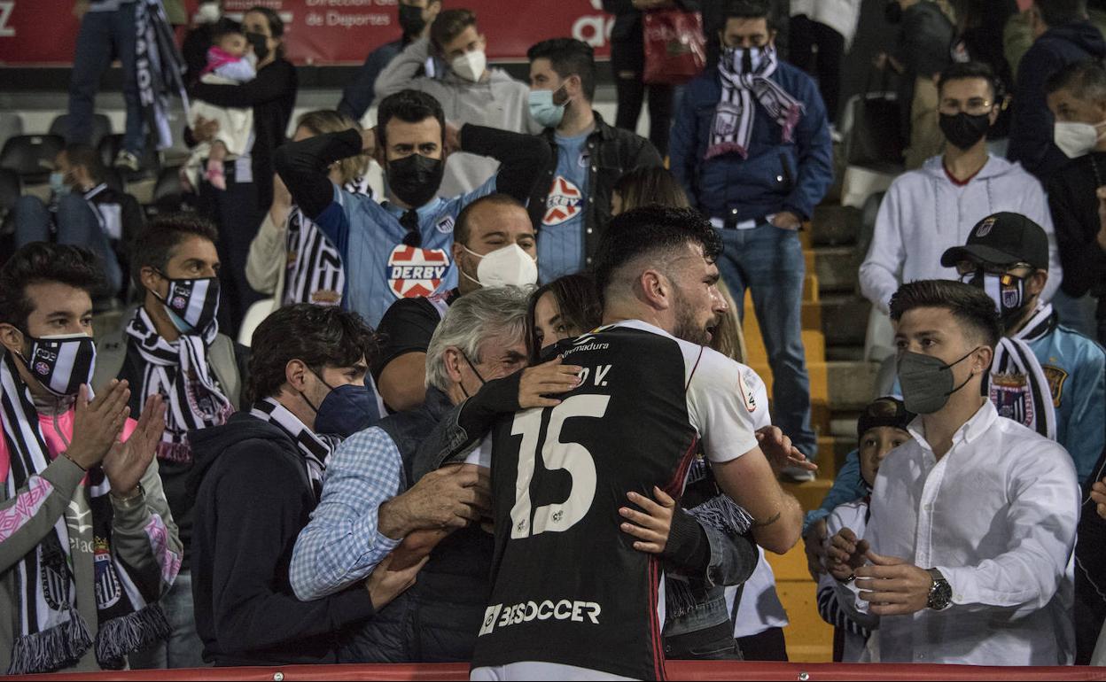 Pablo Vázquez busca consuelo entre la afición del Badajoz tras el duro golpe recibido el sábado. 