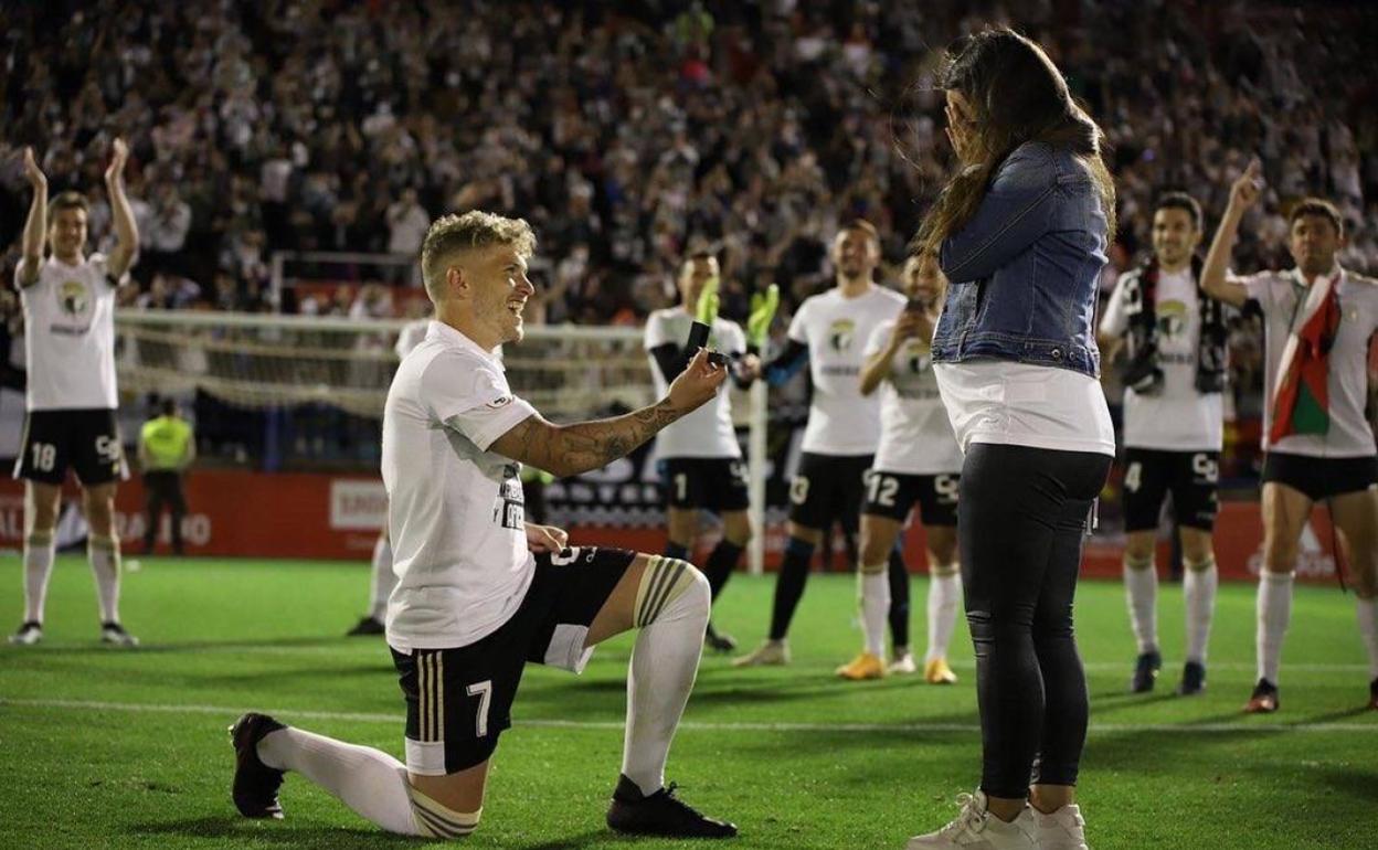 Juanma García, de rodilla, le pide matrimonio a la pacense Elvira Tinoco. 