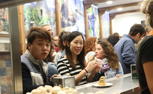 Turistas chinos de pinchos en la calle Laurel de Logroño.