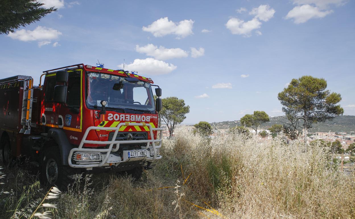 Camión de bomberos, esta tarde, en el Cerro de los Pinos. 