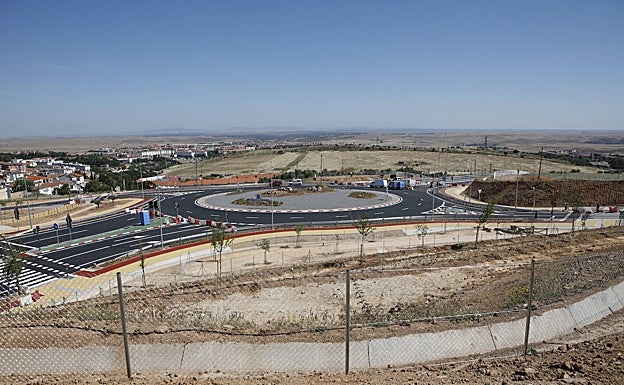 Imagen de la Ronda Sureste de Cáceres en la rotonda de conexión con la carretera del santuario de la Montaña. 