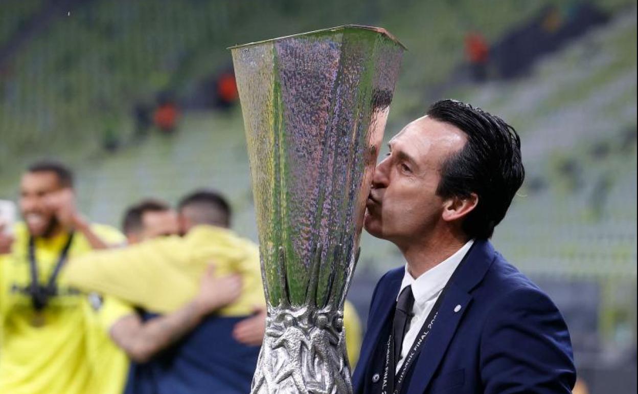 Unai Emery besa el trofeo de la Europa League.