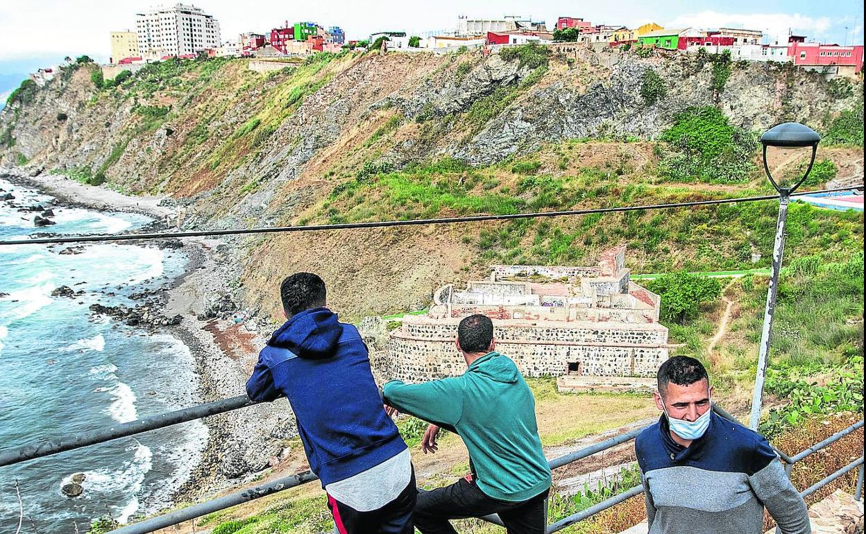 Migrantes adultos deambulan por la zona norte de la ciudad de Ceuta.