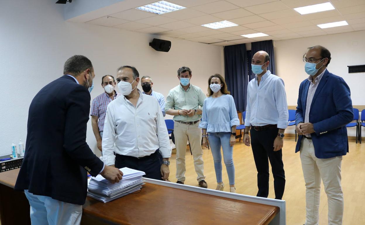 Momento en el que Laureano León entregaba este lunes los avales que respaldan su candidatura.