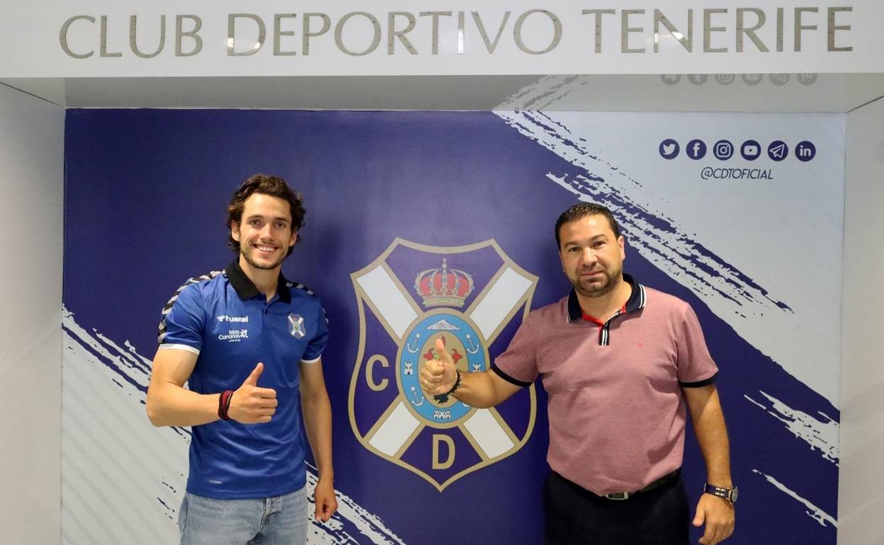 Álex Corredera fue presentado como nuevo jugador del Tenerife para las próximas tres temporadas. 