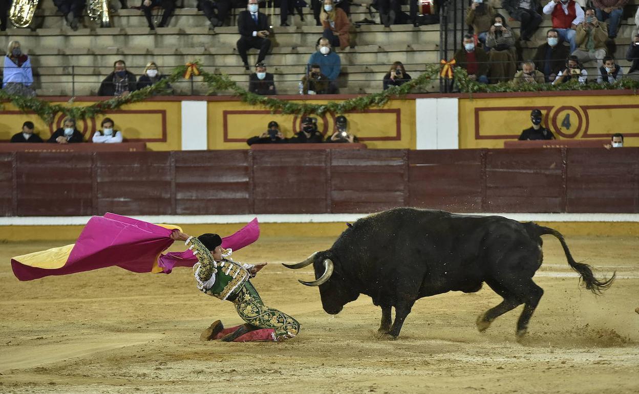 Antonio Ferrera en su encierro con seis toros en el coso de Pardaleras. 