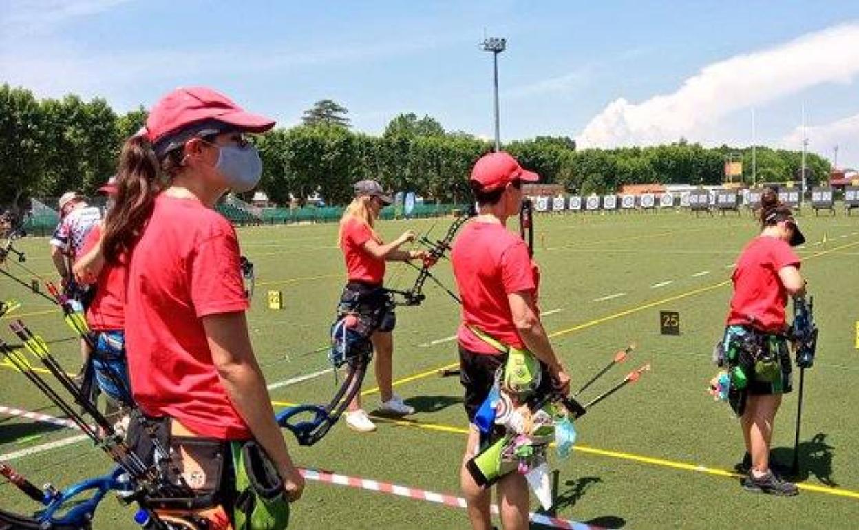 Las Chicas del Dragón durante la tirada de la final de la Liga Nacional de Clubes del GP VIlla de Madrid. 