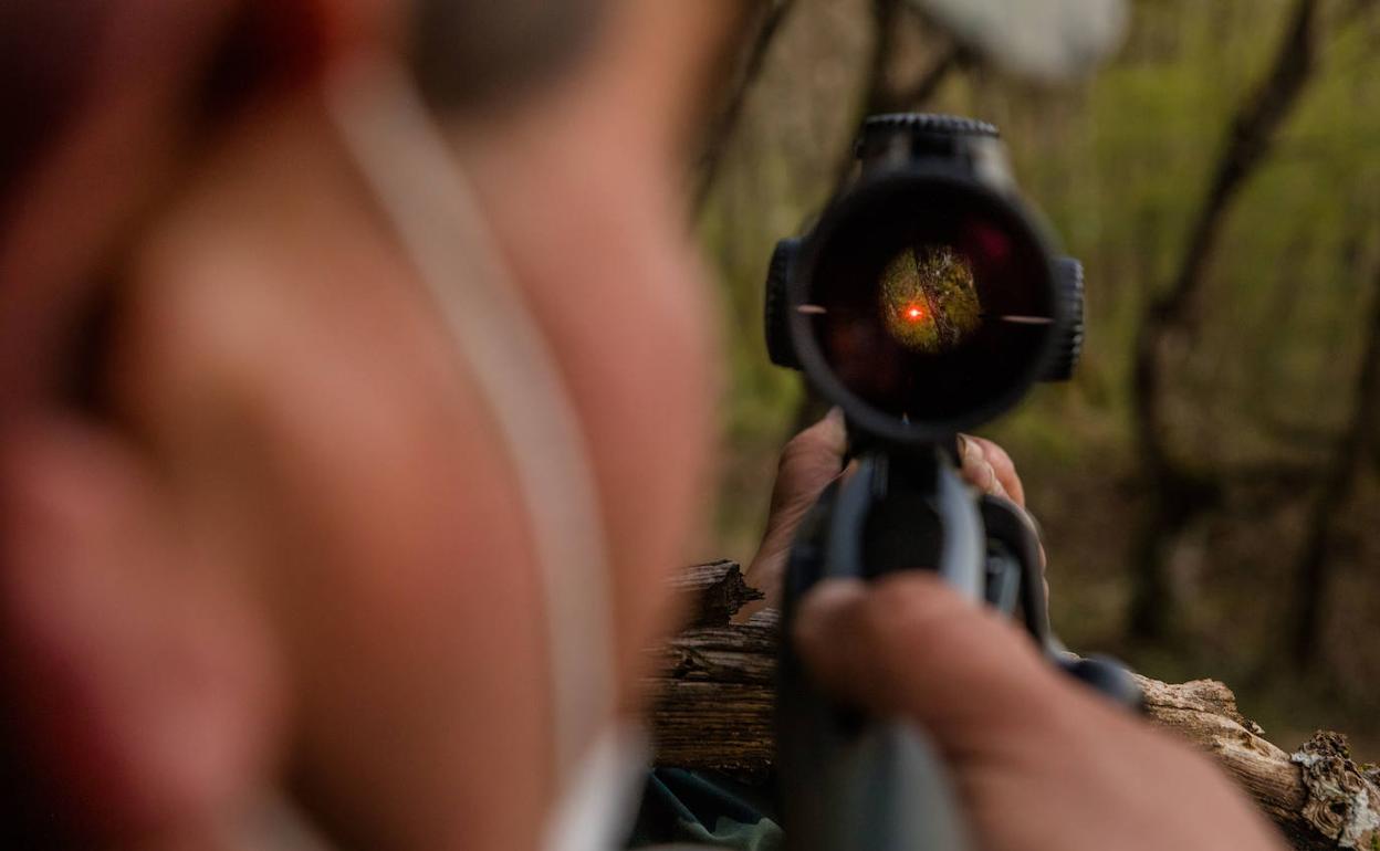 El disparo del tirador impactó en la cara del menor, de 15 años, y le ocasionó lesiones en un ojo. 