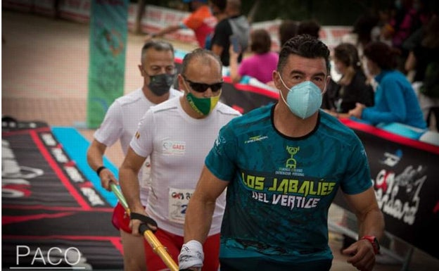 Los tres deportistas, entrando en meta unidos por la barra. 