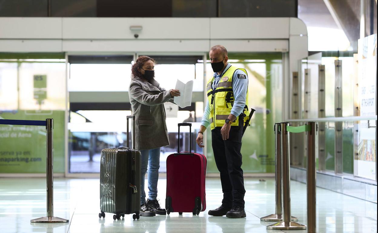 Una viajera mostrando su PCR en el aeropuerto de Barajas. 