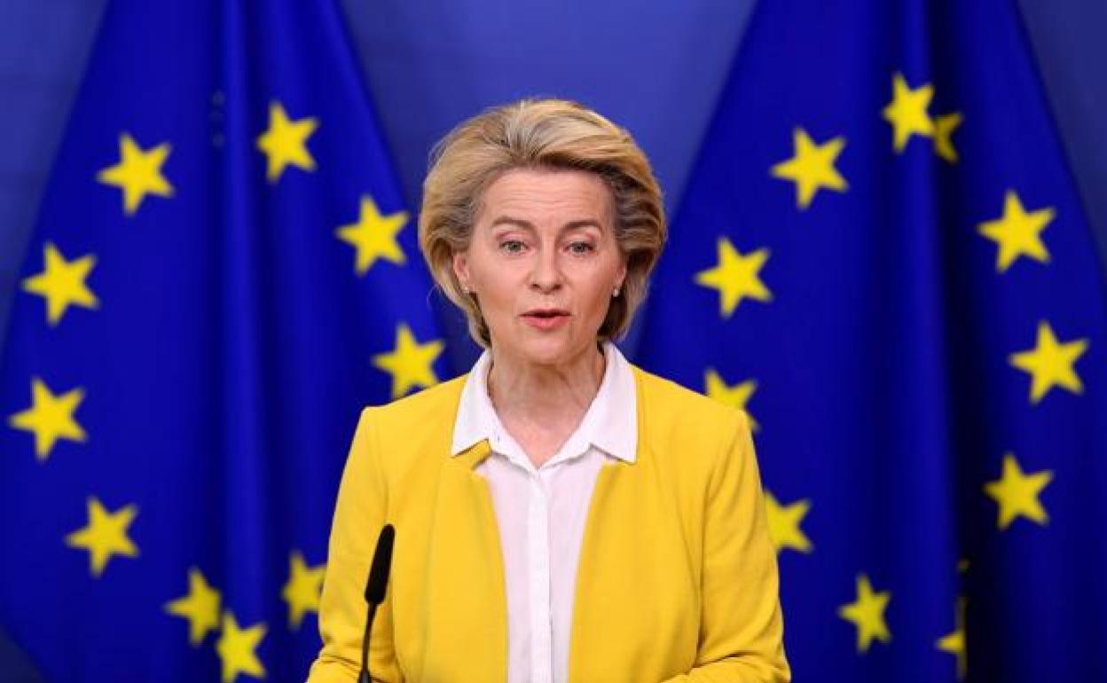 La presidenta de la Comisión Europea, Ursula von der Leyen, en una rueda de prensa. / 
