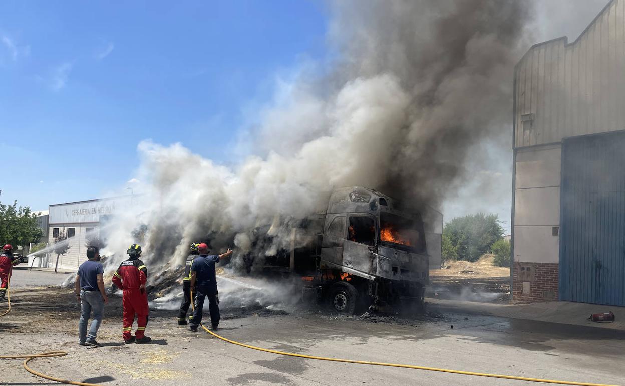 Arde en pleno casco urbano de Monesterio un camión cargado de pacas de paja  | Hoy