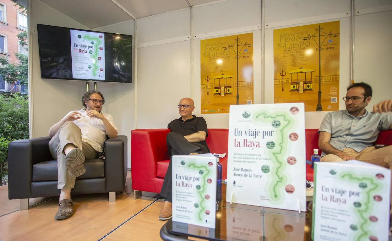 Alonso de la Torre transmite su pasión por Portugal en la Feria del Libro de Cáceres