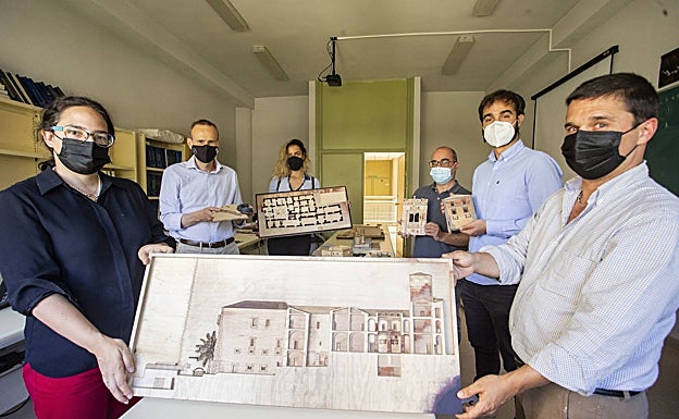 En primer plano, los arquitectos Adela Rueda y Pablo Cruz muestran junto al resto del equipo las maquetas tiflológicas. 