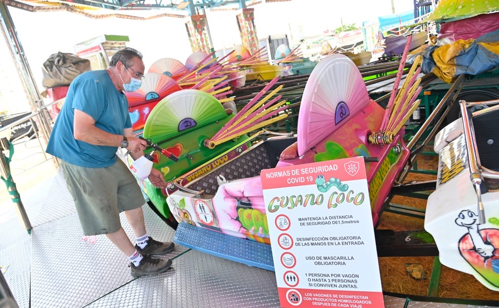 Cristóbal Martínez, encargado del Gusano Loco, limpiando los vagones de su atracción. 