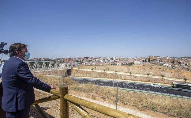 Fernández Vara: «Si la declaración ambiental es positiva, el aeródromo de Cáceres se hará»