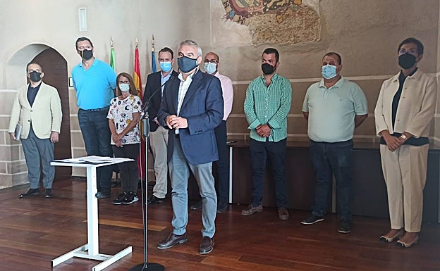 El alcalde, Francisco Fragoso, rodeado de concejales y delegados pedáneos. 