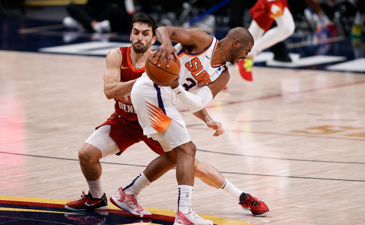 Chris Paul y Facundo Campazzo durante el partido.