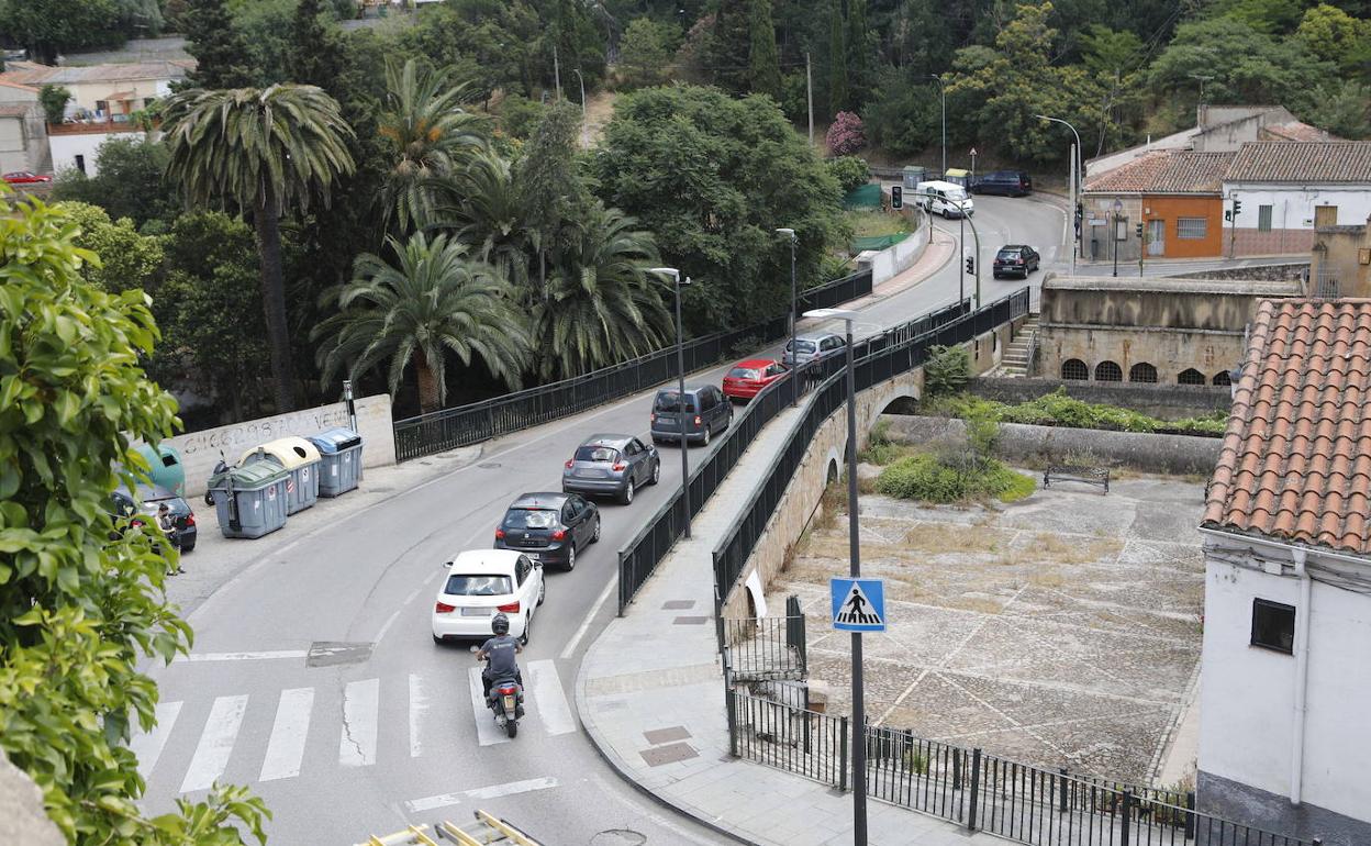 Vehículos a su paso por Fuente Concejo ayer a mediodía. 