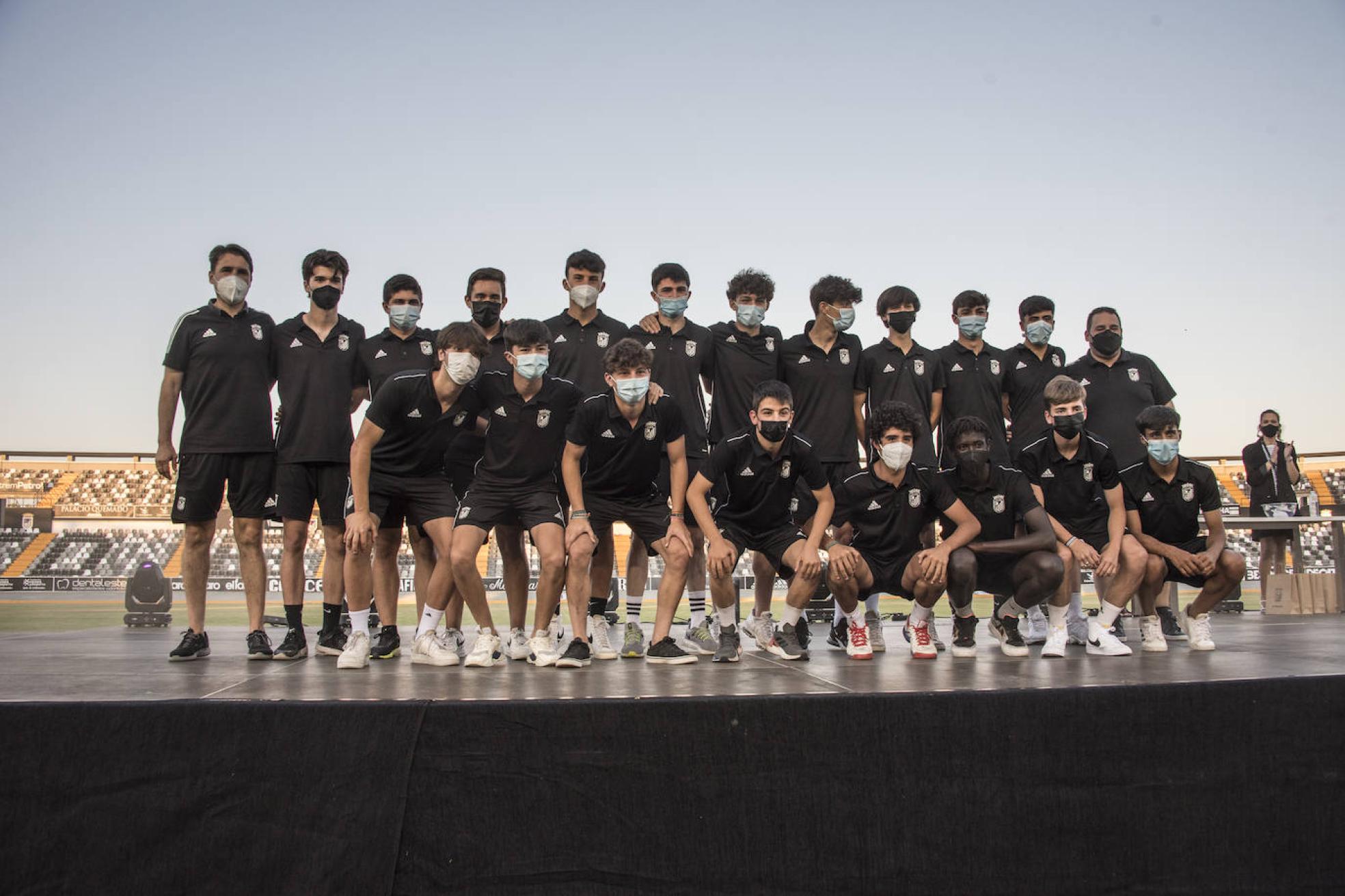 Cidoncha con los jugadores del cadete A del Badajoz que se ha proclamado campeón de Extremadura. 