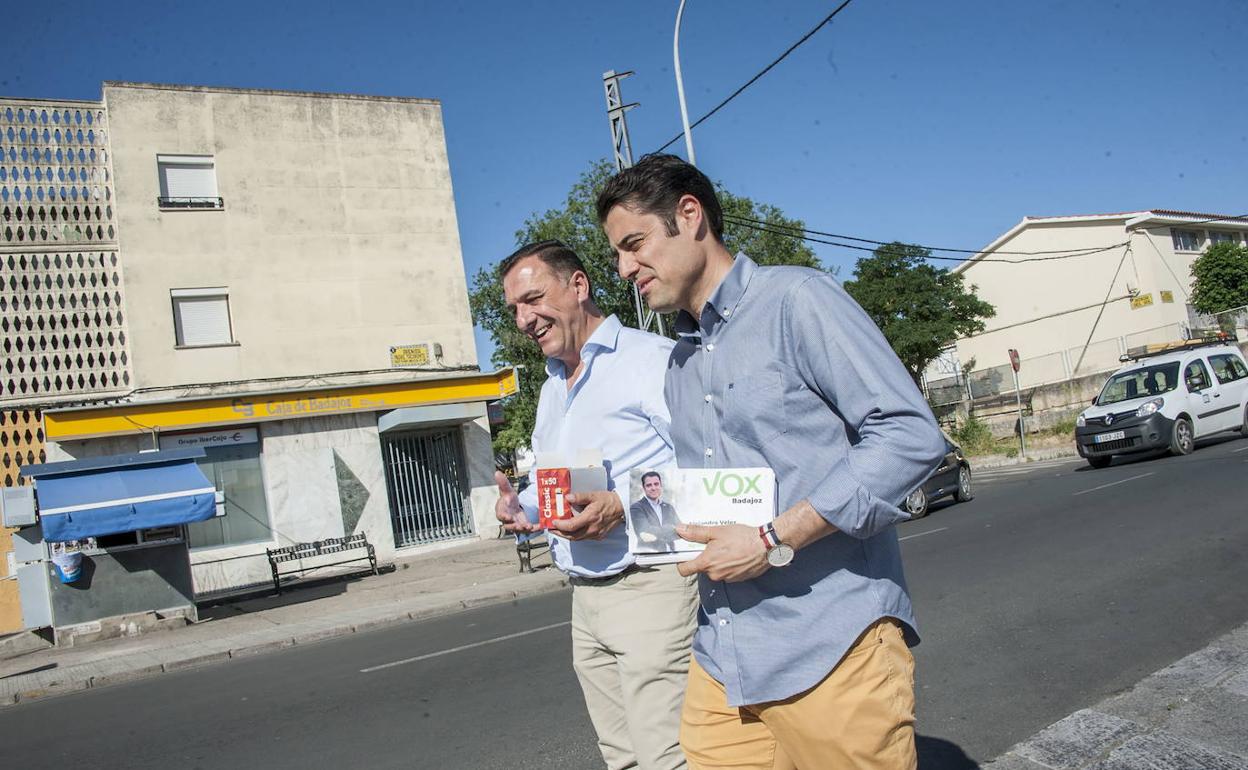 El concejal no adscrito, Alejandro Vélez, con su asesor, Juan Antonio Morales, en la campaña de 2019. 