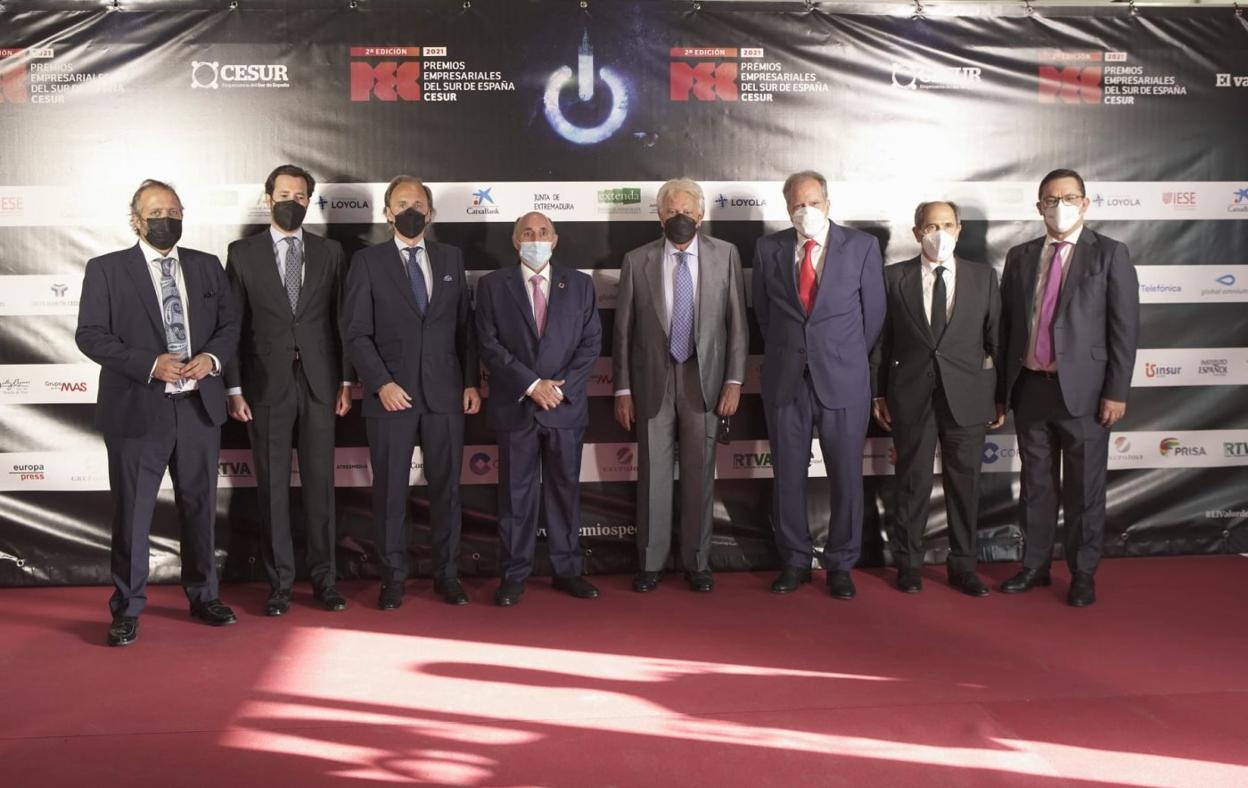 Felipe González, quinto por la izquierda, junto a los premiados. 