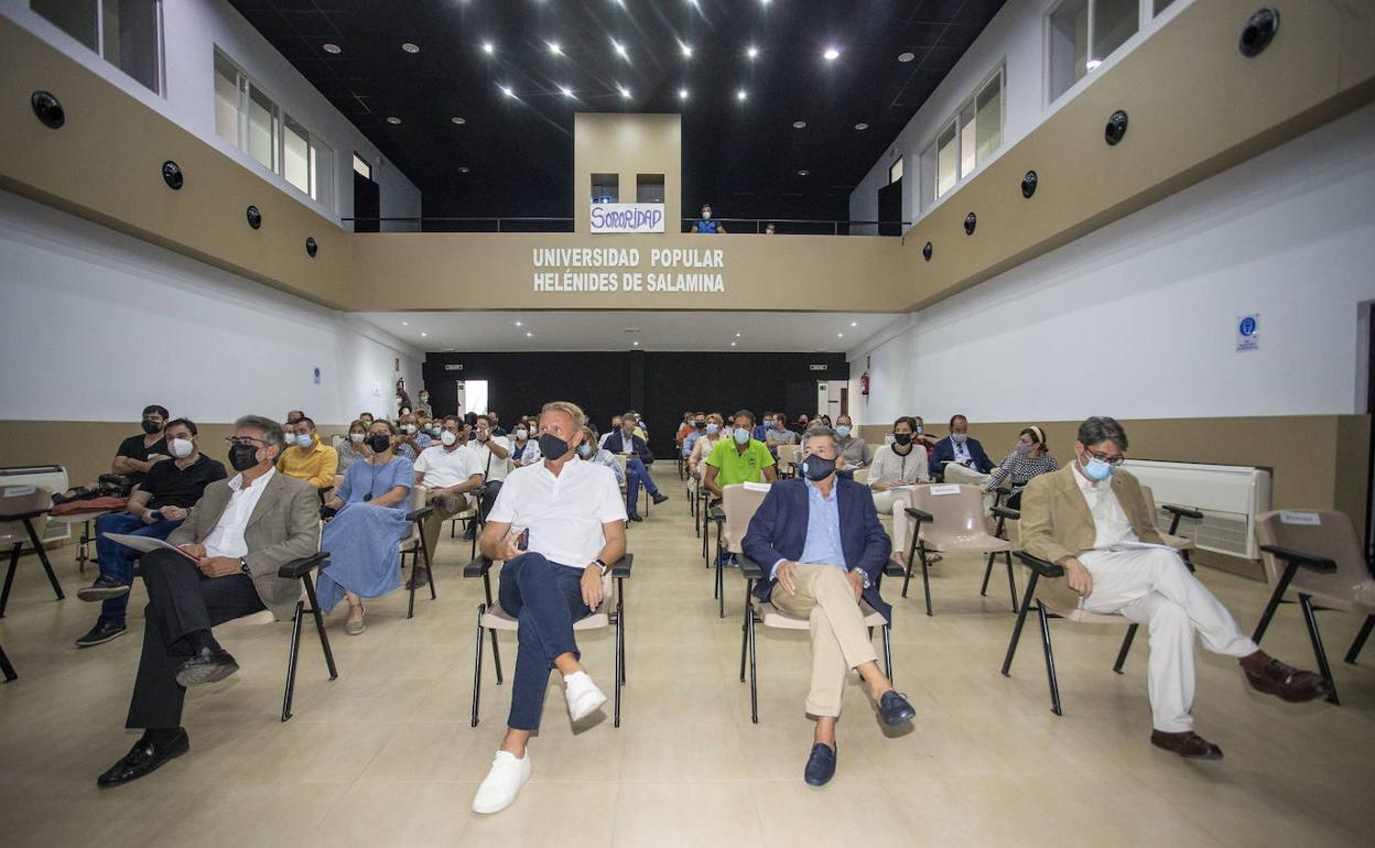 Acto de presentación del proyecto en la casa de cultura de Casar de Cáceres. En el centro, los dos promotores del proyecto. 