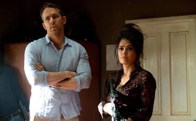 Ryan Reynolds y Salma Hayek en 'El otro guardaespaldas 2'.