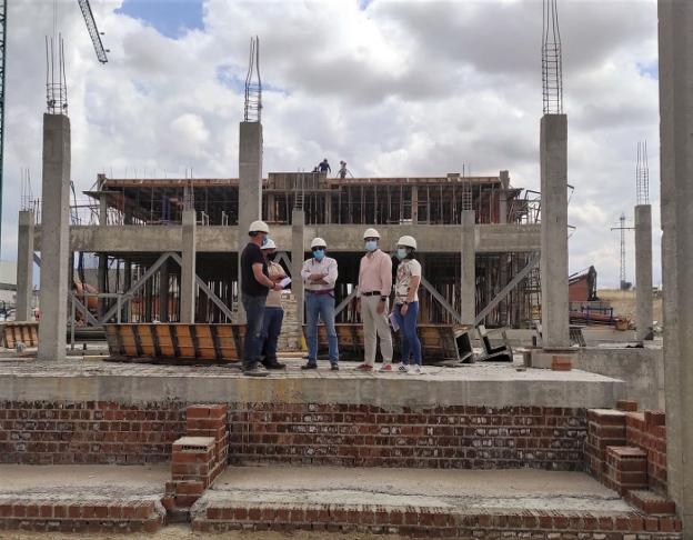 Responsables del proyecto, en una de las estructuras. 