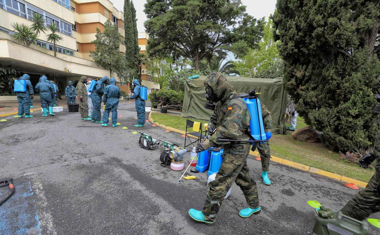 Militares de la Brigada Extremadura XI desinfectando la Asistida en abril del año pasado. 