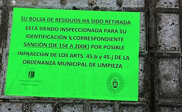 La pegatina que dejan los servicios de Limpieza en la calle cuando retiran una bolsa. 