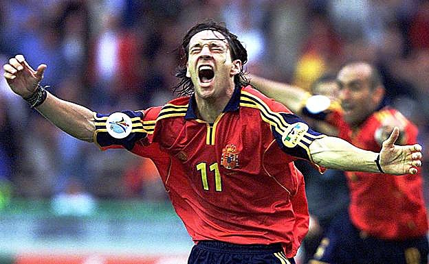 Alfonso celebra eufórico el gol que en el minuto 96 dio España el pase a cuartos en la Eurocopa de 2000. 