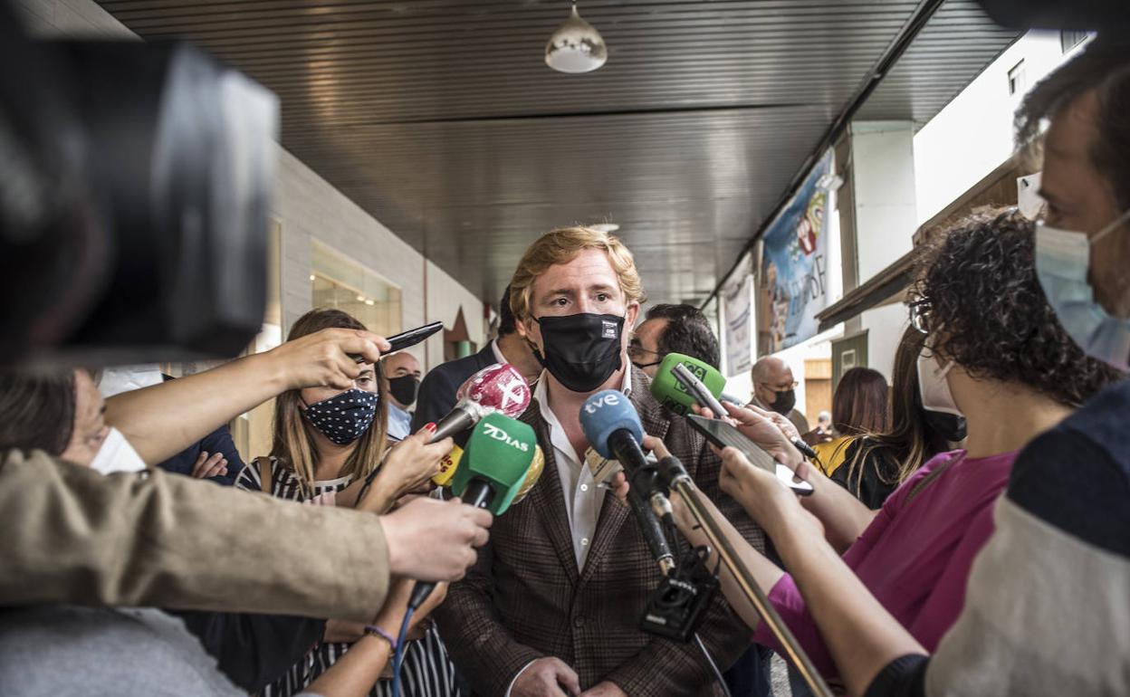 El alcalde en funciones, Ignacio Gragera, atiende a los periodistas este lunes.