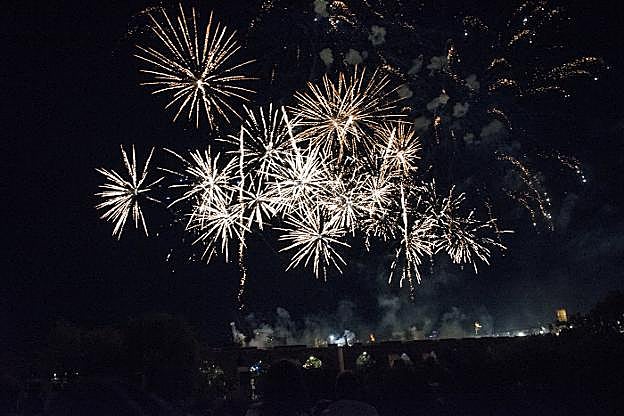 Feria de San Juan 2021: Los fuegos artificiales despiertan a Badajoz
