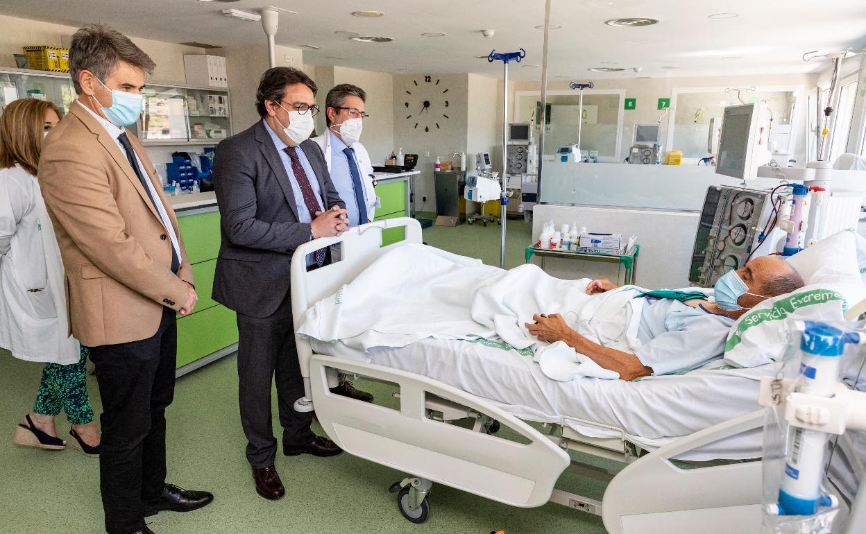 Ceciliano Franco y José María Vergeles en la visita a la nueva unidad de diálisis del Hospital de Plasencia.