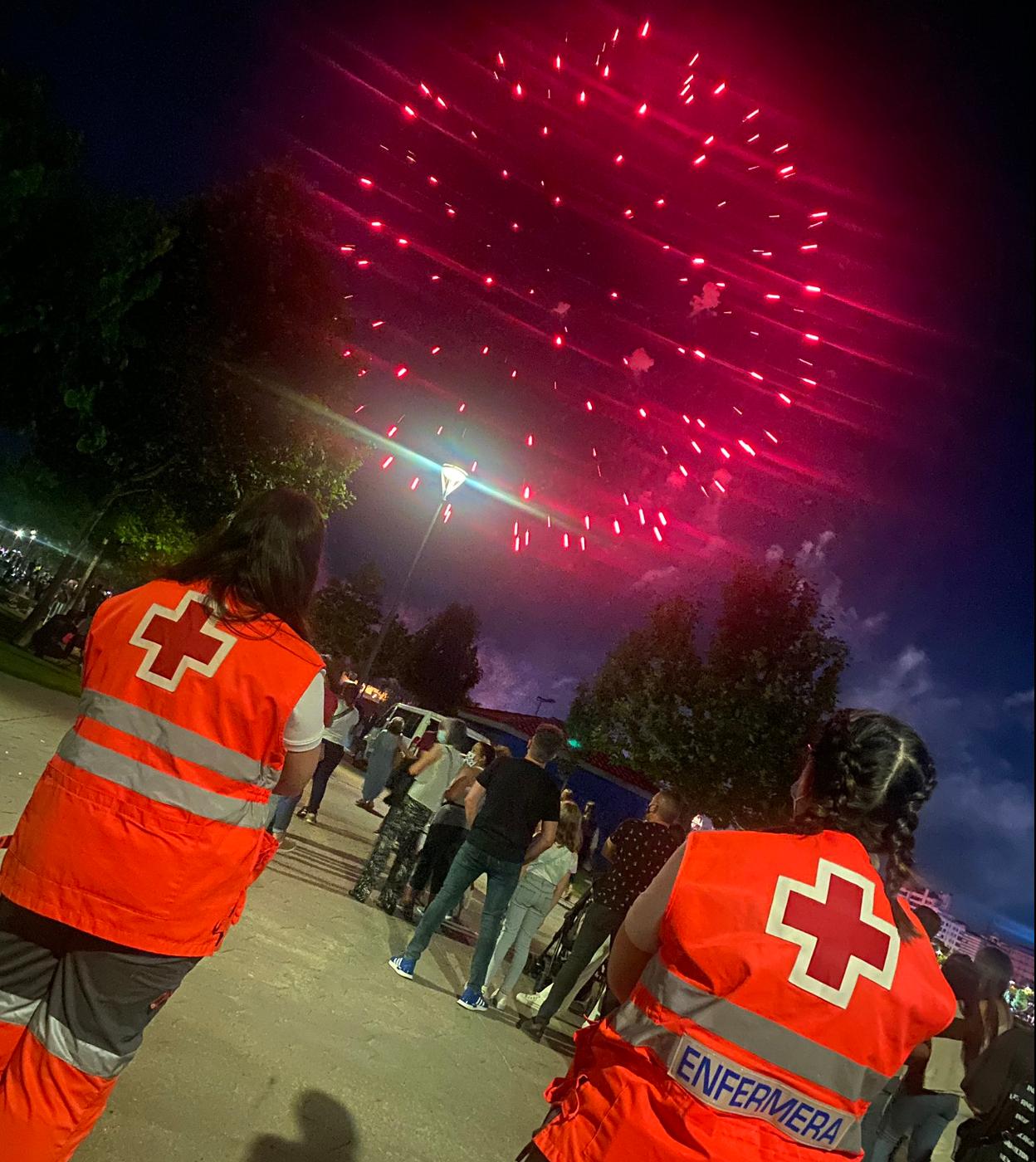 Personal sanitario de Cruz Roja durante los fuegos artificiales. 