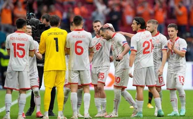 Los compañeros despiden y homenajean a Pandev. 